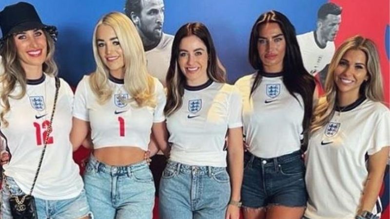 Wags Là Gì - Hé Lộ Bí Ẩn Hậu Trường Làng Bóng Đá?